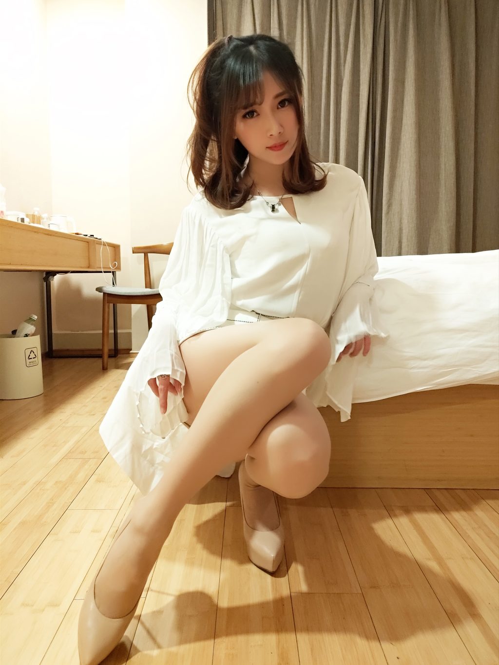Watch sexy Coser@小女巫露娜 Vol.001: OL风肤色连裤袜 photos