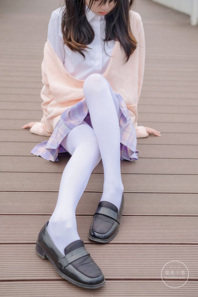 Coser@稚乖画册 Vol.002: 颓废01 短裙白丝