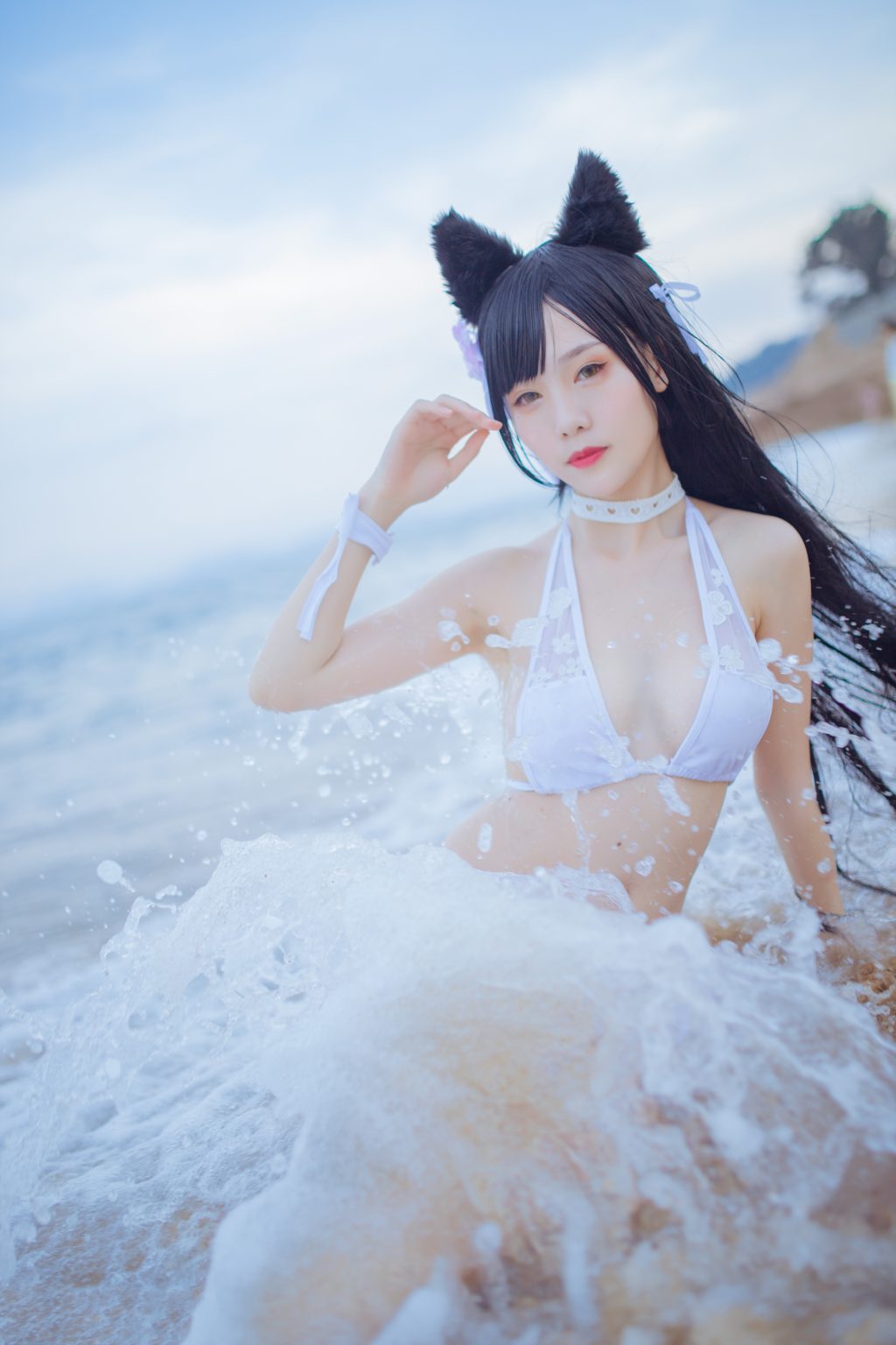 Watch sexy Coser@抖娘-利世: 獒犬海边泳装 photos