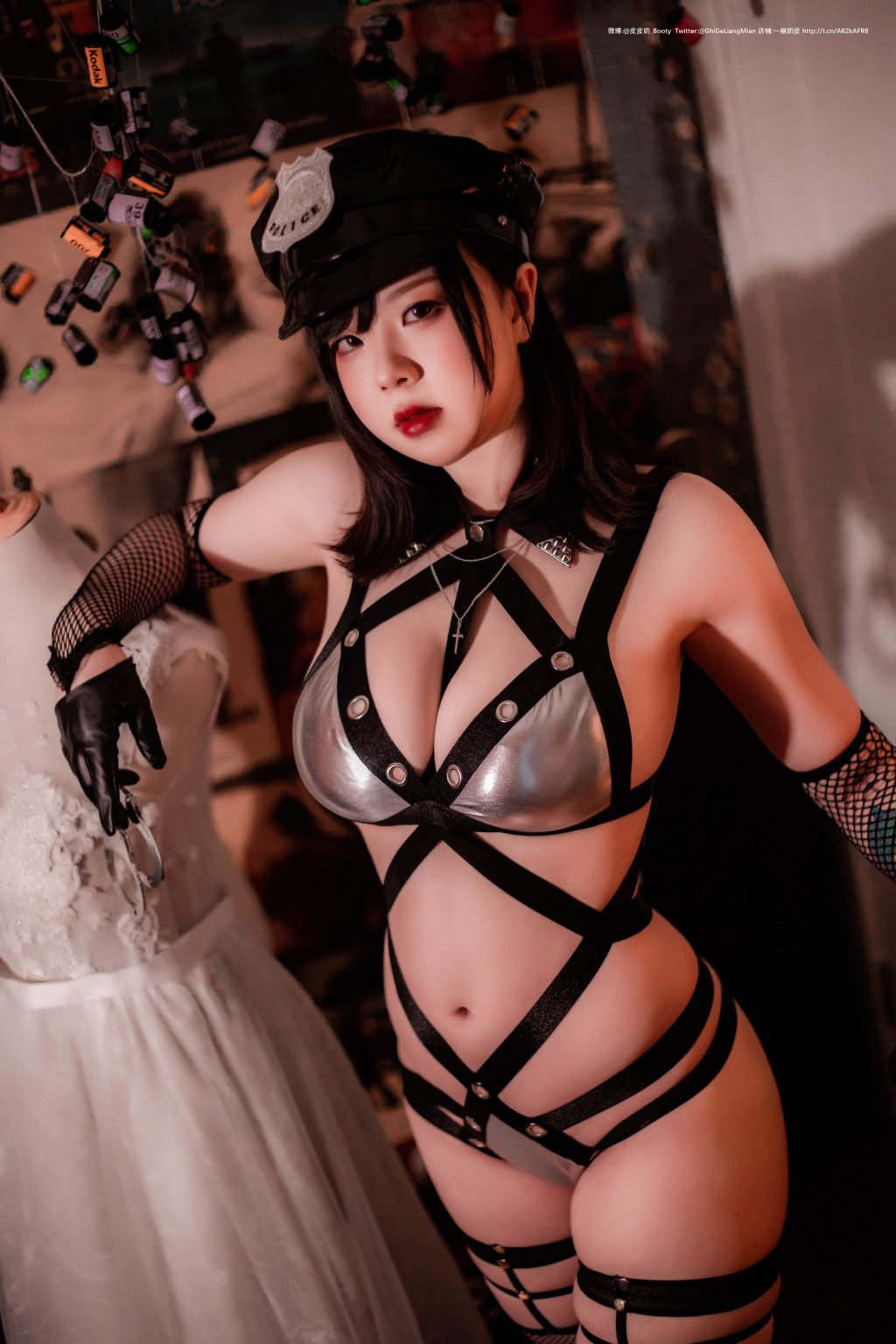 Watch sexy Coser@皮皮奶可可爱了啦: 银色女警 photos