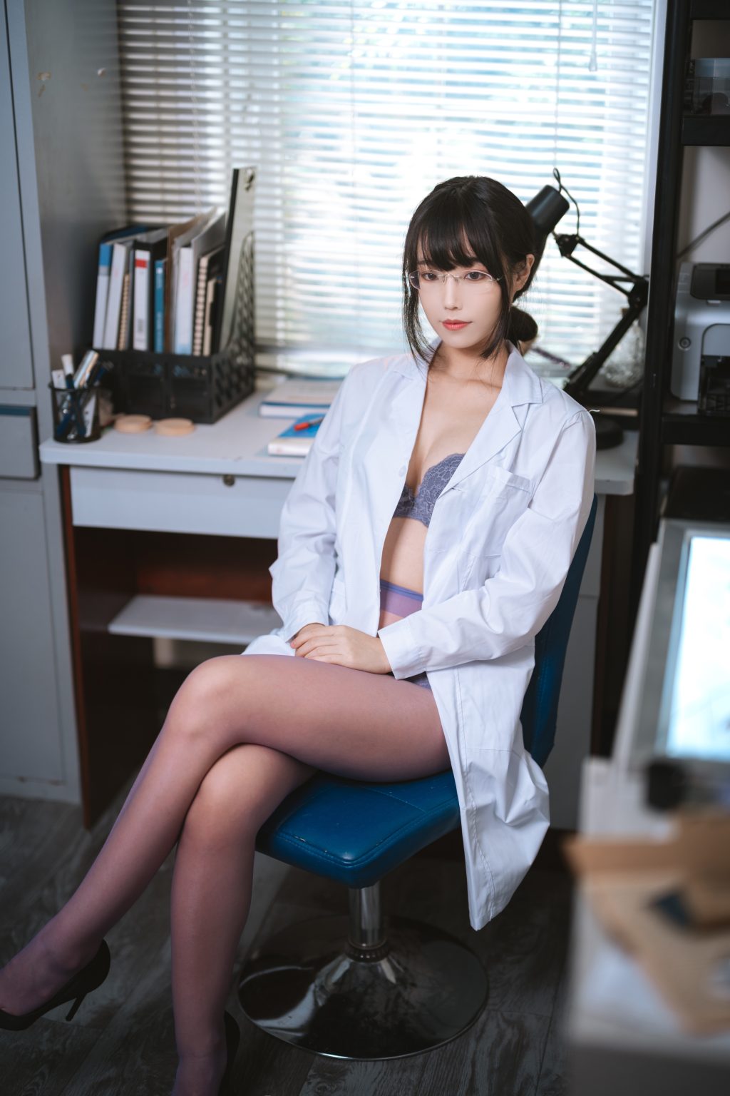 Watch sexy Coser@汪知子 Vol.015: 医生姐姐 photos