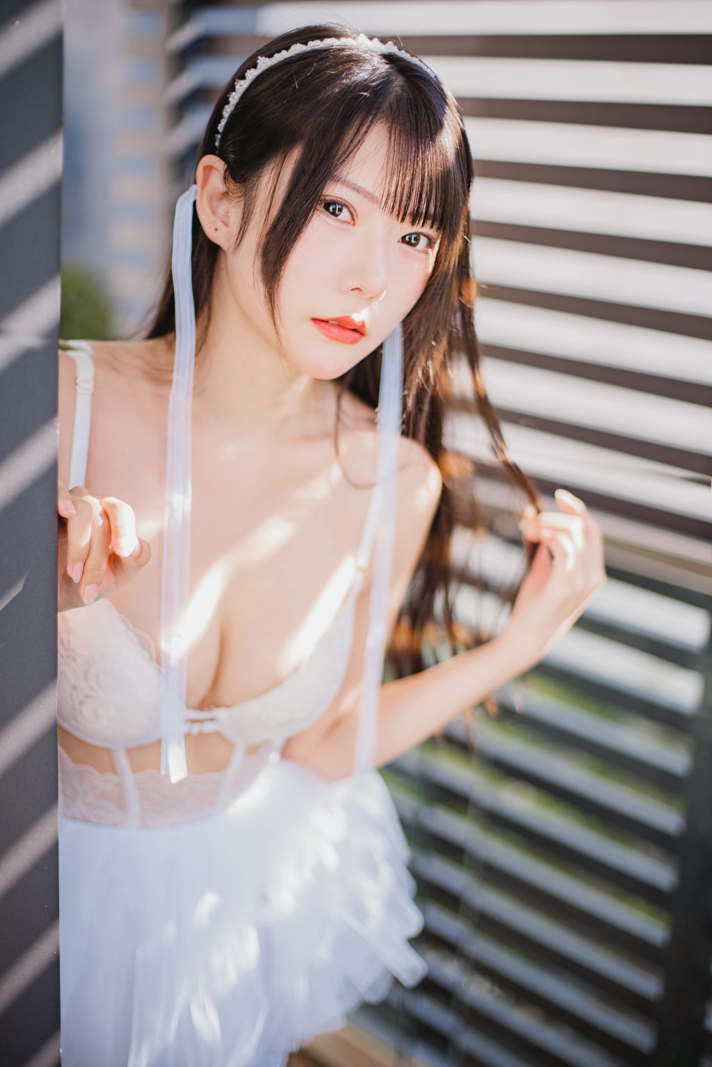 Watch sexy Coser@香草喵露露 No.041: 杨枝甘露 白色纱裙 photos