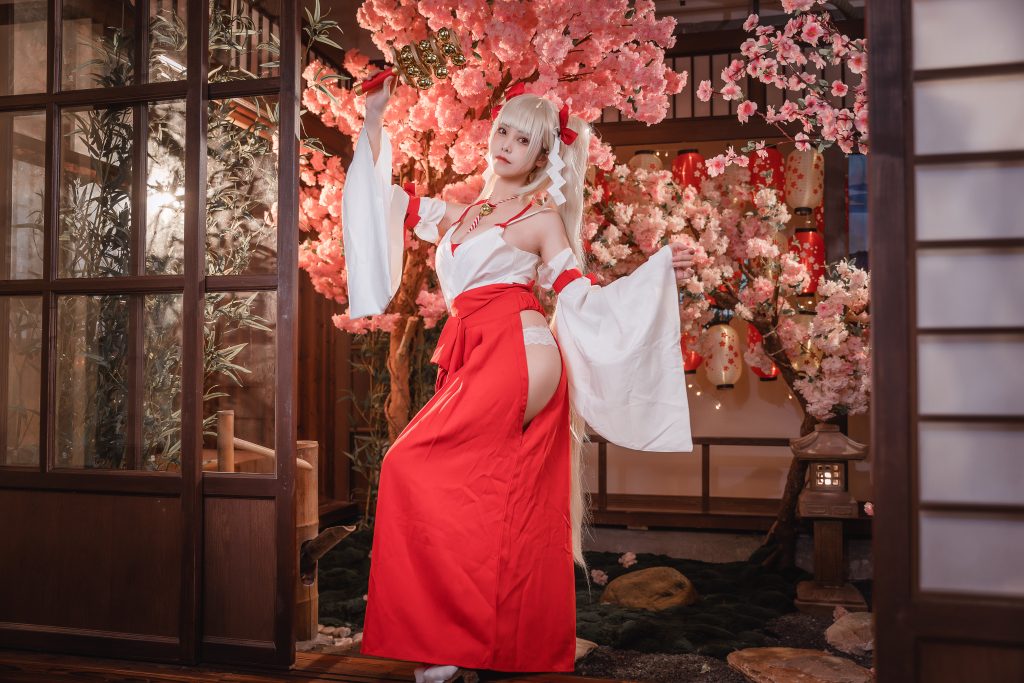 Coser@蜜汁猫裘 Vol.084: 可畏巫女