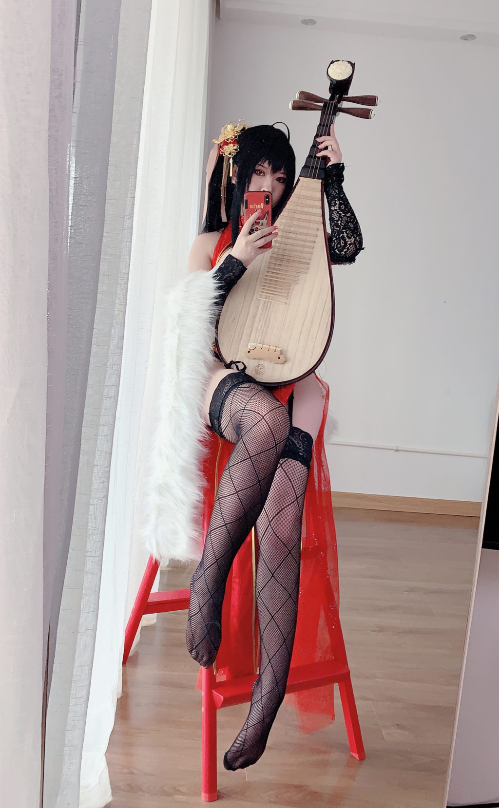 Watch sexy Coser@半半子: 大凤旗袍 photos