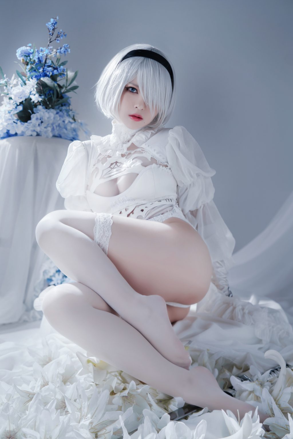 Watch sexy Coser@半半子: Automataヨルハ二号B型 白いドレス photos