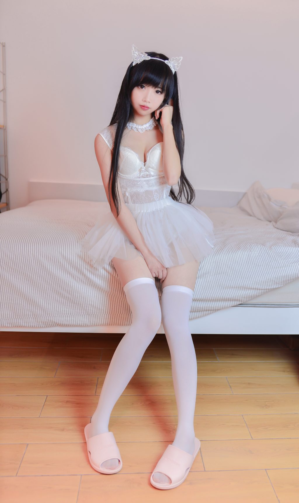 Watch sexy Coser@雪琪SAMA Vol.002: 猫系少女白猫 photos