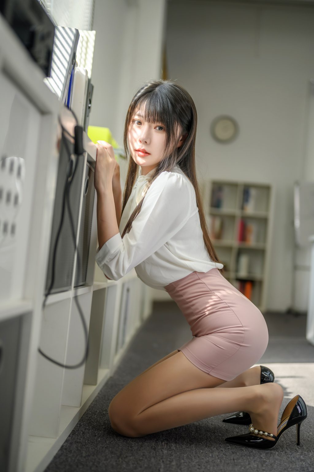 Watch sexy Coser@香草喵露露 No.056: 忙露的职场 粉白裙子 photos