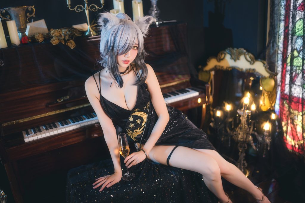 Watch sexy Coser@周叽是可爱兔兔 Vol.007: 一周年礼服 photos