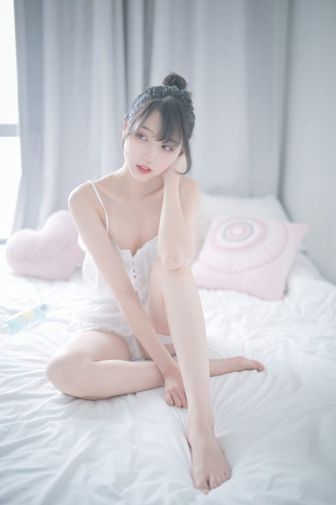 Coser@周叽是可爱兔兔 Vol.015: 白色睡衣