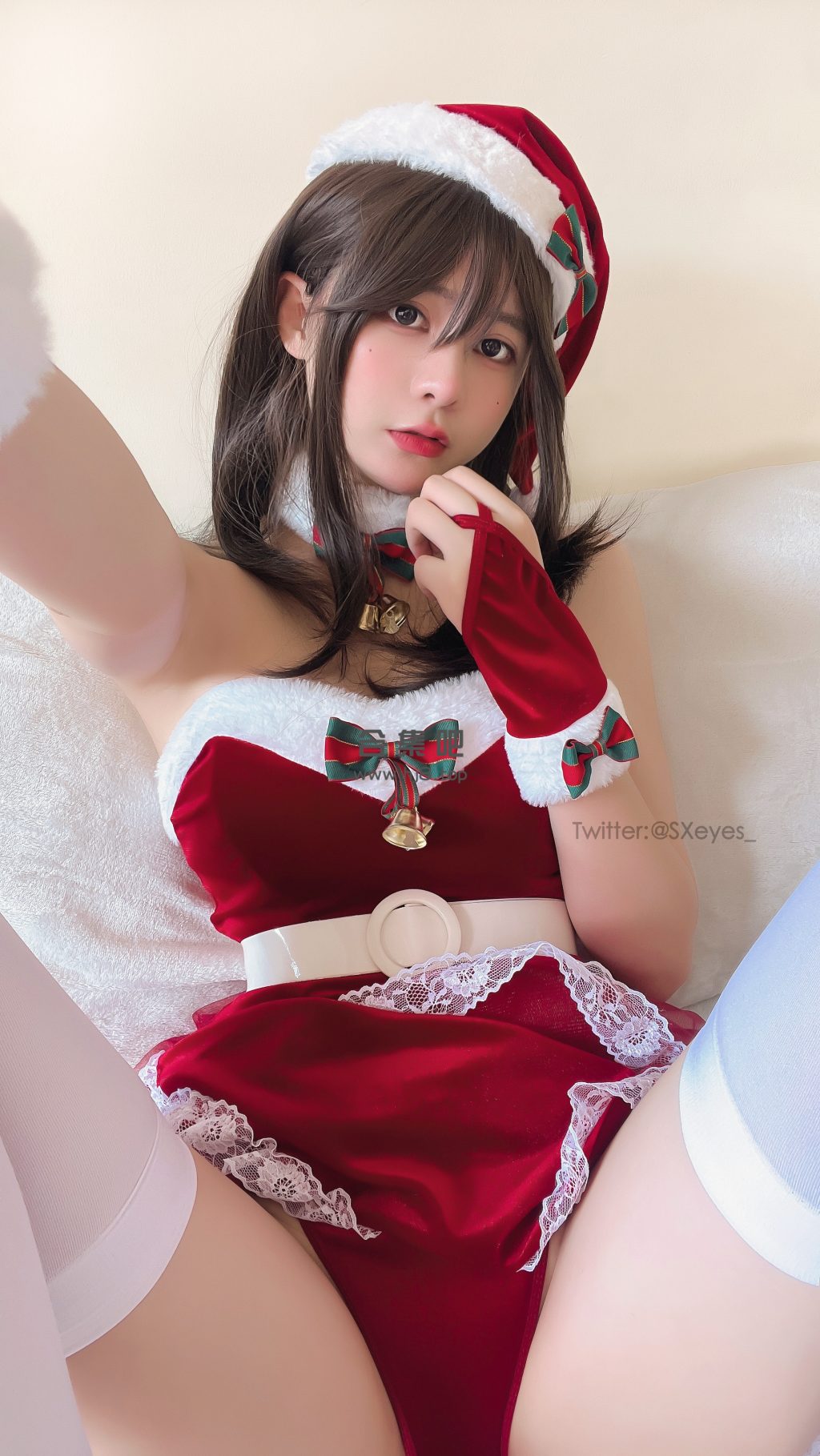 Watch sexy Coser@眼酱大魔王w Vol.086: 圣诞老人 photos