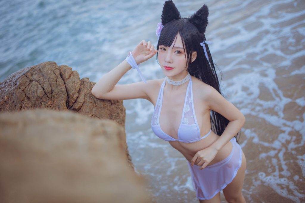 Watch sexy Coser@抖娘 & 利世 抖娘×不呆猫 獒犬海边泳装 photos