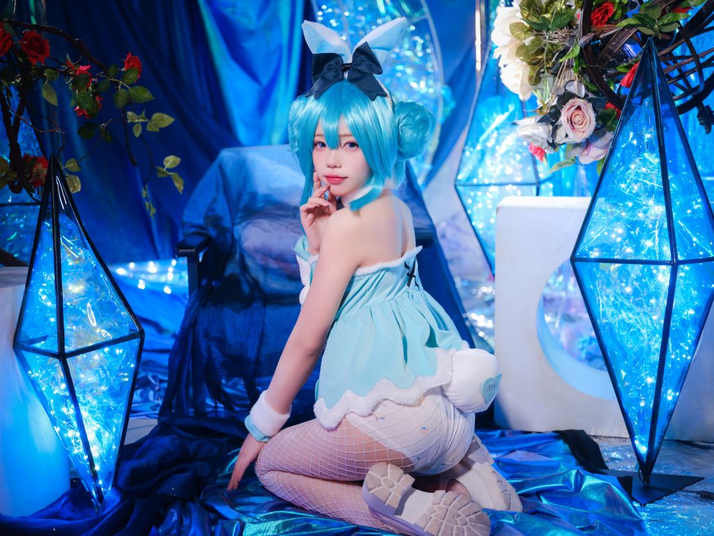 Watch sexy Coser@黏黏团子兔: MIKU初音未来兔女郎 photos