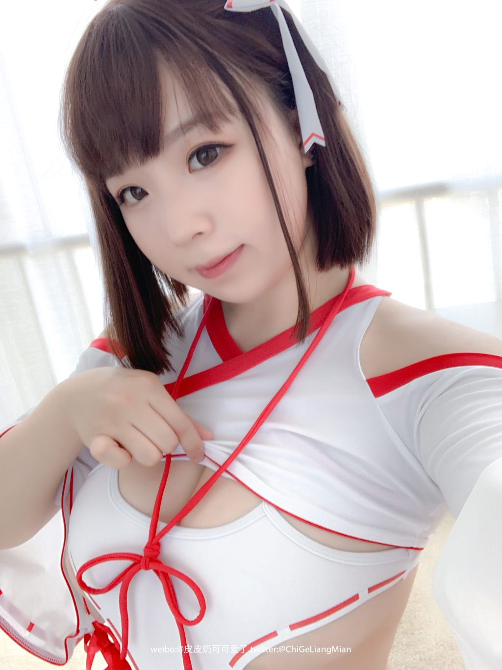 Watch sexy Coser@皮皮奶可可爱了啦: 高叉巫女 photos