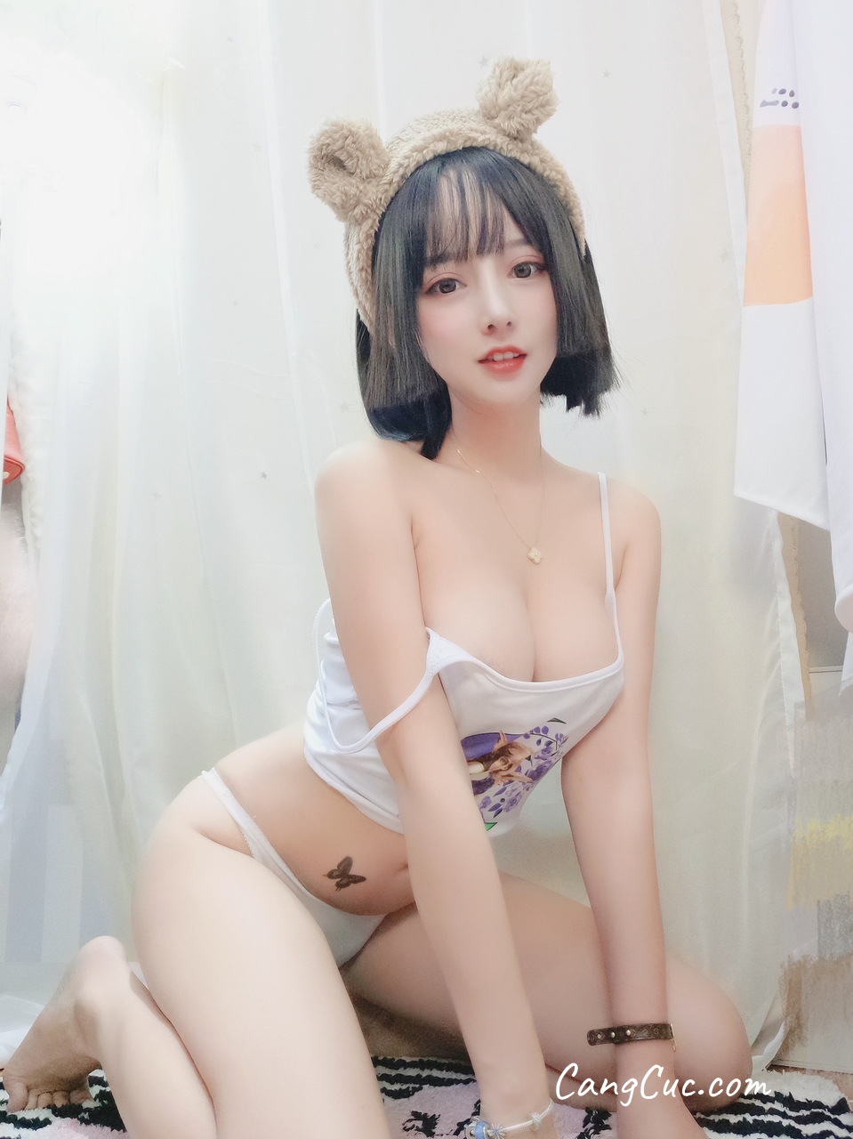 Watch sexy Coser@过期米线线喵 吊带白色 photos