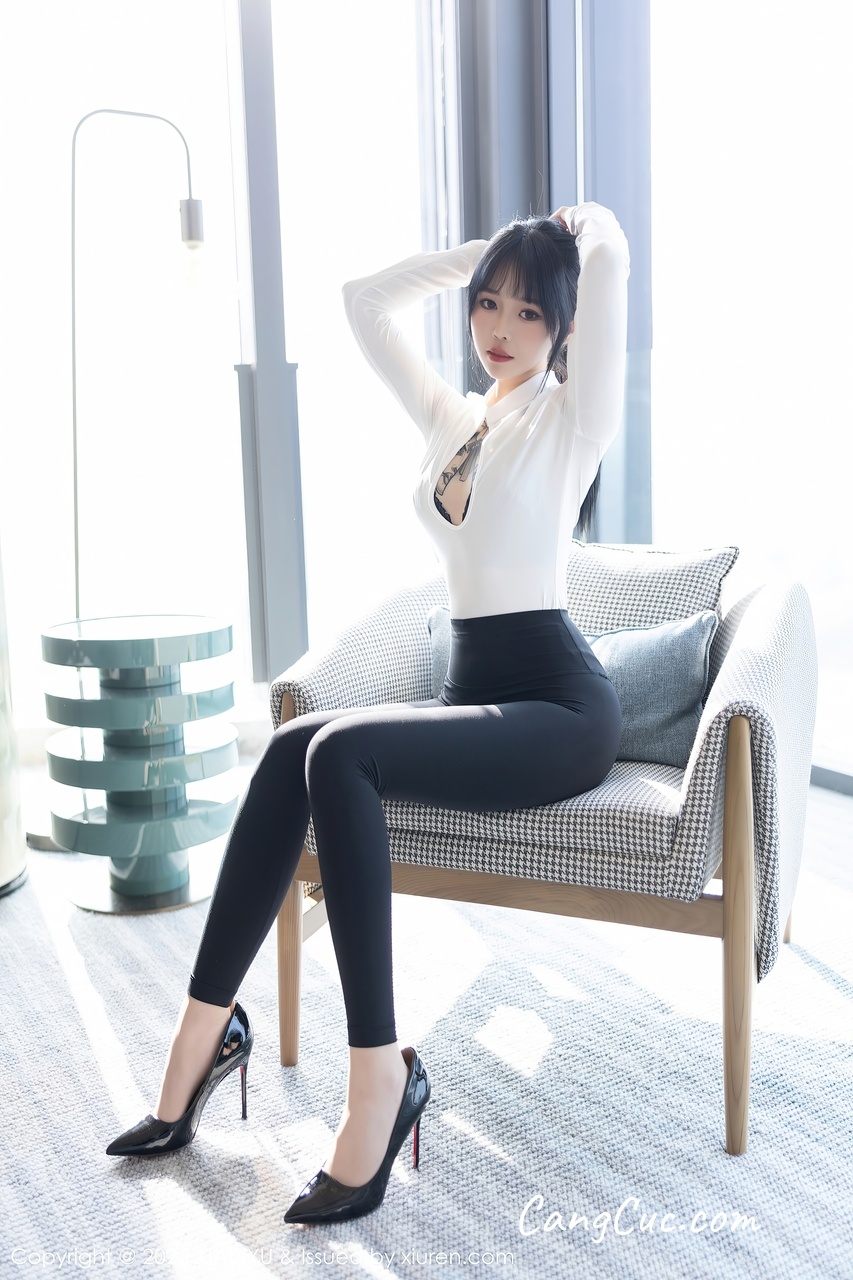 Watch sexy XiaoYu Vol.1006 奶瓶 photos